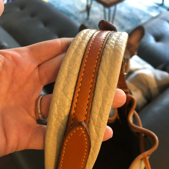 Authentic Dooney & Bourke bag. - Picture 6 of 7